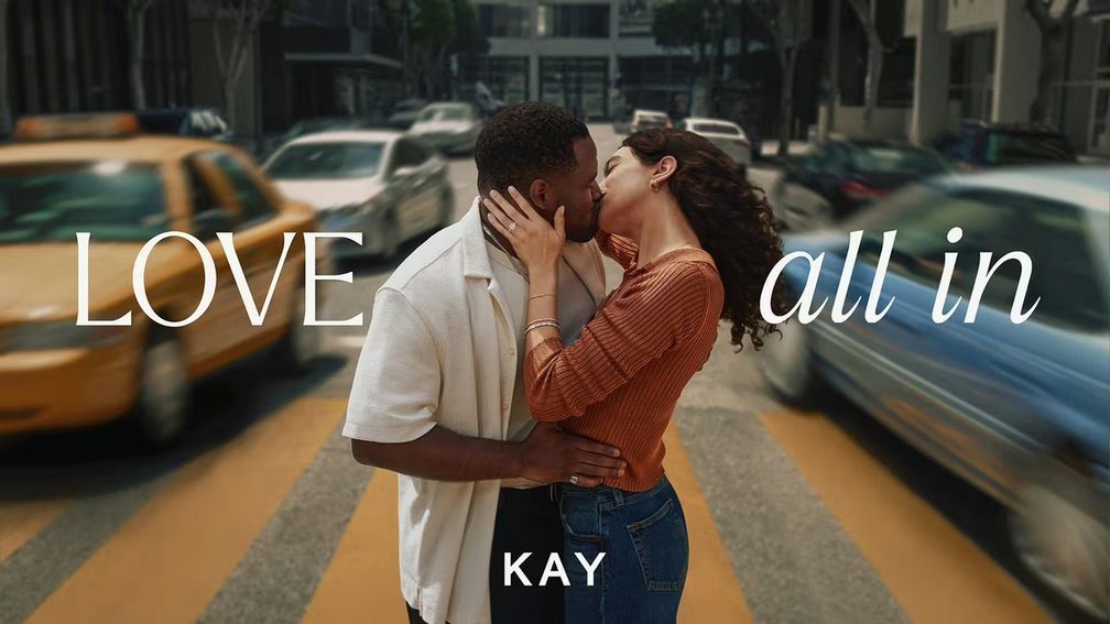 Компания Kay Jewelers представила новую рекламную кампанию Love All In в рамках перезапуска бренда. Она призывает современных потребителей не бояться делать решительный шаг, если им кто-то нравится Компания Kay Jewelers представила новую рекламную кампанию Love All In в рамках перезапуска бренда. Она призывает современных потребителей не бояться делать решительный шаг, если им кто-то нравится