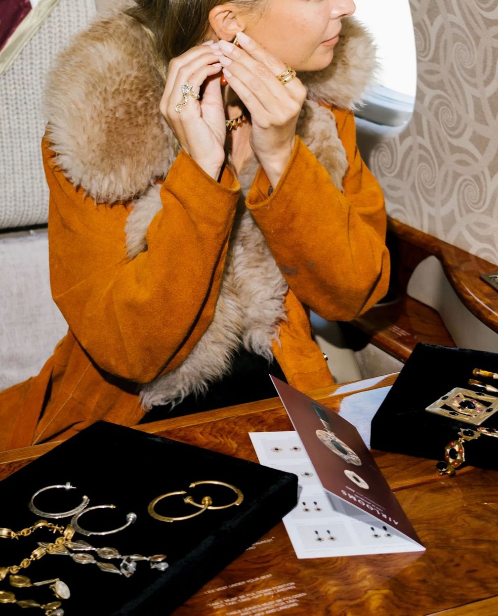 Ричи примеряет коллекцию Airlooms. Фото: House of Harlow X Aero