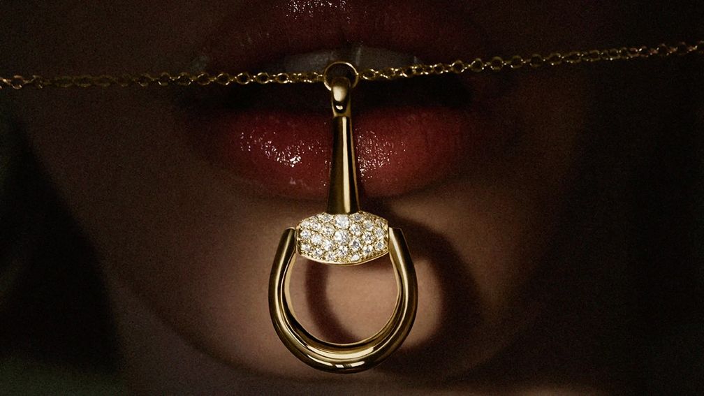 Ожерелье с подвеской Gucci Horsebit из желтого золота 18 карат с бриллиантами Ожерелье с подвеской Gucci Horsebit из желтого золота 18 карат с бриллиантами
