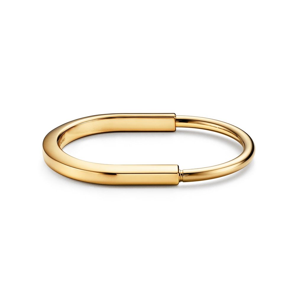 Браслет Tiffany Lock («Замок Тиффани») от Tiffany & Co. из желтого золота 18 карат. Фото: Tiffany & Co. Studio Браслет Tiffany Lock («Замок Тиффани») от Tiffany & Co. из желтого золота 18 карат. Фото: Tiffany & Co. Studio