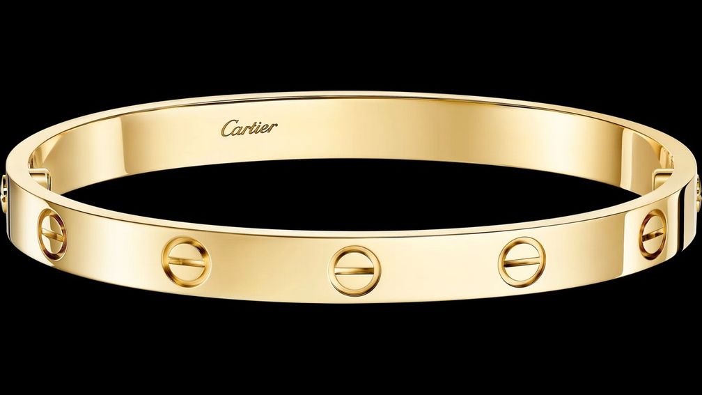 Браслет Love от Cartier из желтого золота 18 карат. Фото: Antoine Pividori © Cartier Браслет Love от Cartier из желтого золота 18 карат. Фото: Antoine Pividori © Cartier