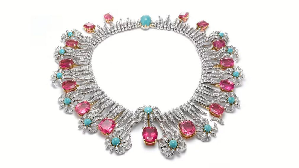 Выставка «Природа в убранстве: мастерство Tiffany & Co. и американское воображение» представит ювелирные изделия, вдохновленные миром природы. Например, это колье Hedges and Flowers («Живая изгородь и цветы») работы Жана Шлюмберже для Tiffany & Co. (1978–1987 гг.), выполненное из золота и платины с использованием бриллиантов, рубеллитов и бирюзы Выставка «Природа в убранстве: мастерство Tiffany & Co. и американское воображение» представит ювелирные изделия, вдохновленные миром природы. Например, это колье Hedges and Flowers («Живая изгородь и цветы») работы Жана Шлюмберже для Tiffany & Co. (1978–1987 гг.), выполненное из золота и платины с использованием бриллиантов, рубеллитов и бирюзы