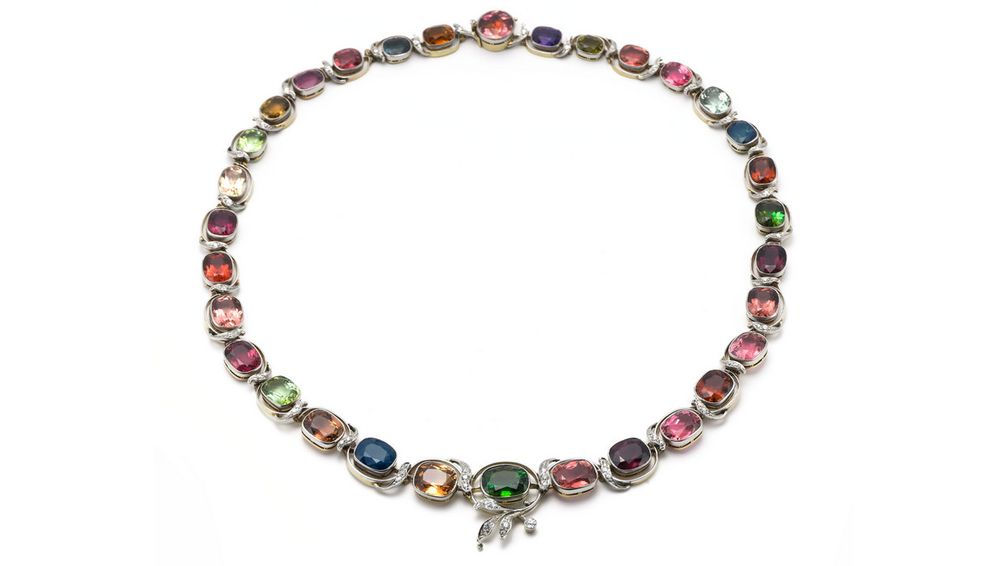Колье от Tiffany & Co. (1885–1895 гг.) из 18-каратного золота с 30 разноцветными турмалинами американского происхождения (фото предоставлено архивом Tiffany) Колье от Tiffany & Co. (1885–1895 гг.) из 18-каратного золота с 30 разноцветными турмалинами американского происхождения (фото предоставлено архивом Tiffany)