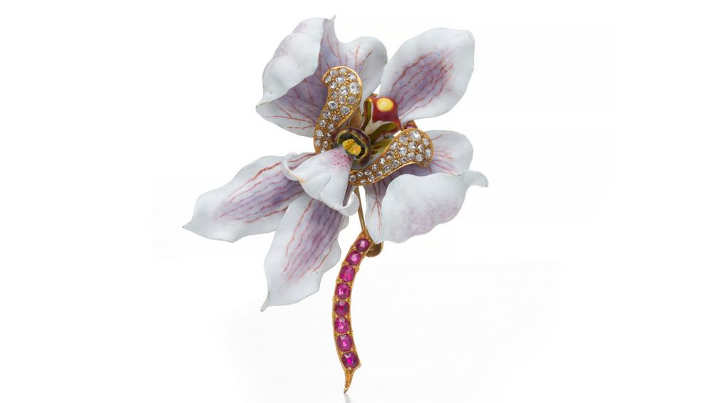 Брошь работы Джорджа Полдинга Фарнхэма для Tiffany & Co. (1889–1893 гг.) из золота, с бриллиантами, рубинами и эмалью (фото предоставлено архивом Tiffany) Брошь работы Джорджа Полдинга Фарнхэма для Tiffany & Co. (1889–1893 гг.) из золота, с бриллиантами, рубинами и эмалью (фото предоставлено архивом Tiffany)