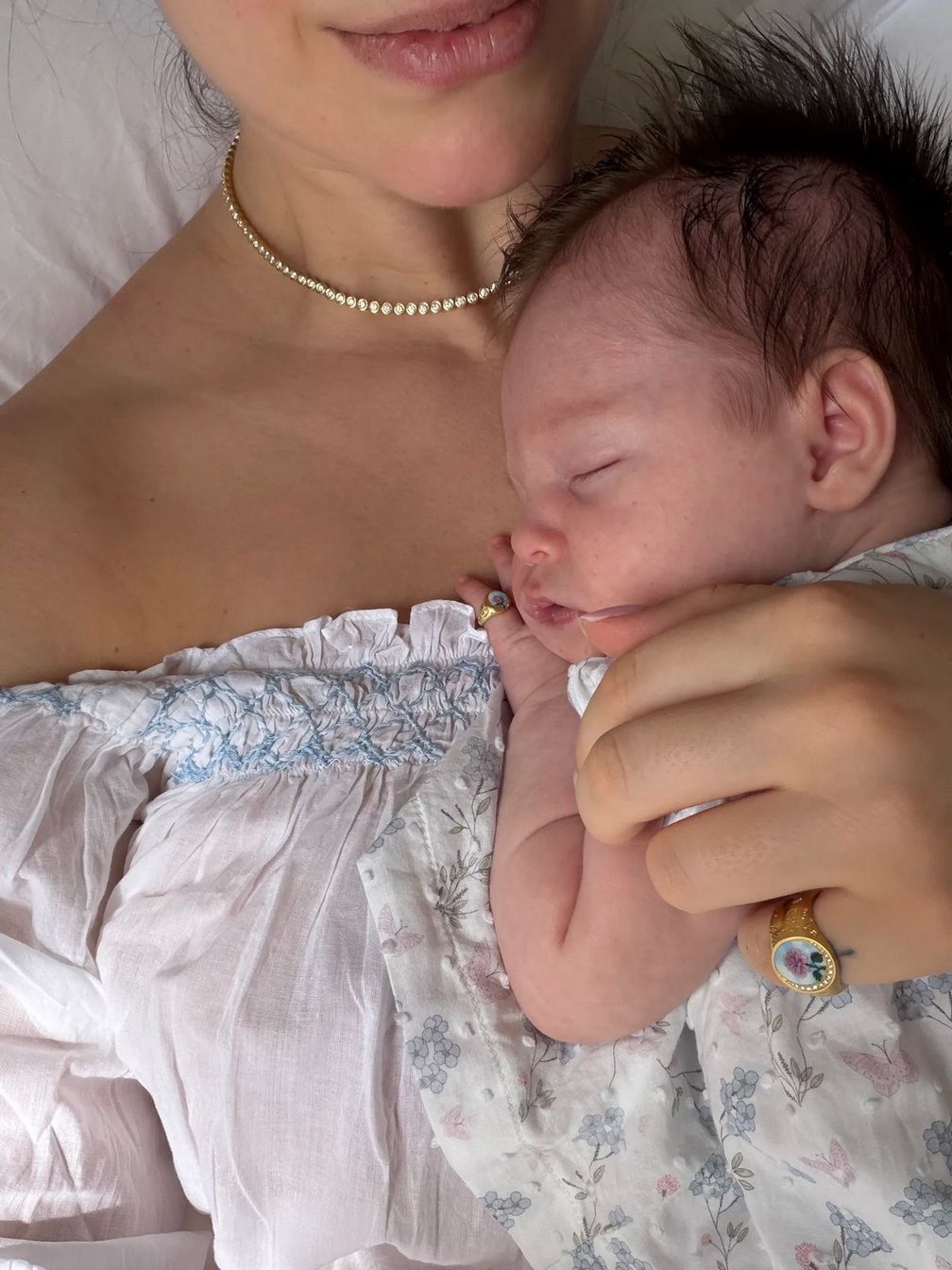 Сиси Файн-Хьюз и ее дочь Пози в перстнях-печатках от Cece Jewellery Сиси Файн-Хьюз и ее дочь Пози в перстнях-печатках от Cece Jewellery