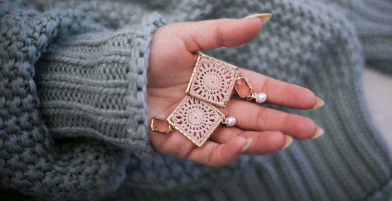 Какие серьги делают лицо моложе в 45+