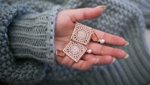 Какие серьги делают лицо моложе в 45+