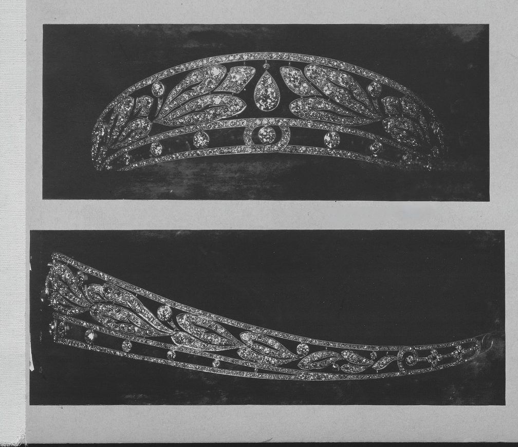 Тиара с растительным узором, созданная Boucheron для леди Харкорт в 1924 году Тиара с растительным узором, созданная Boucheron для леди Харкорт в 1924 году