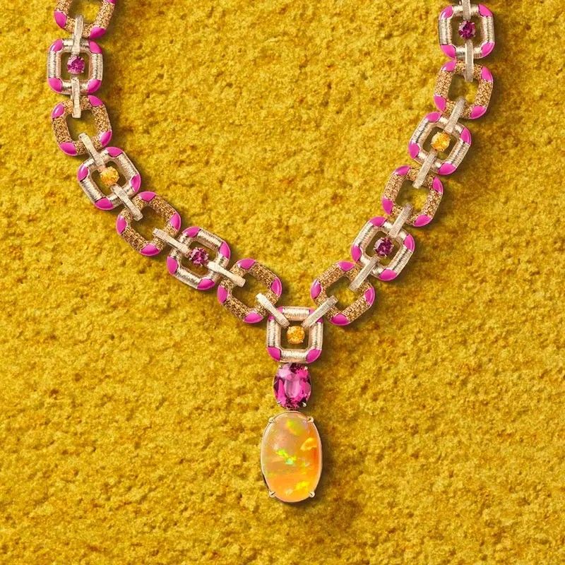 Колье Sunset Prism («Закатная призма») от Piaget из коллекции Colours of Extraleganza с мексиканским огненным опалом весом 30,32 карата. Фото: Piaget Колье Sunset Prism («Закатная призма») от Piaget из коллекции Colours of Extraleganza с мексиканским огненным опалом весом 30,32 карата. Фото: Piaget