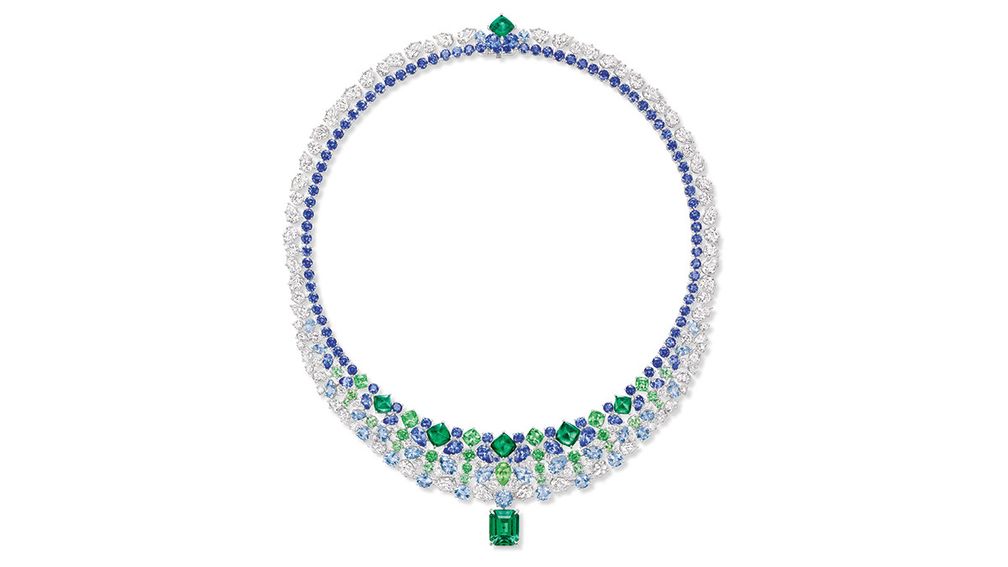 Колье Victoria Falls от Harry Winston ниспадает каскадом драгоценных камней общим весом около 89 карат и сочетает в себе изумруды, сапфиры, цавориты, мятные турмалины и бриллианты. Венчает композицию съемный изумруд весом 5,9 карата Колье Victoria Falls от Harry Winston ниспадает каскадом драгоценных камней общим весом около 89 карат и сочетает в себе изумруды, сапфиры, цавориты, мятные турмалины и бриллианты. Венчает композицию съемный изумруд весом 5,9 карата