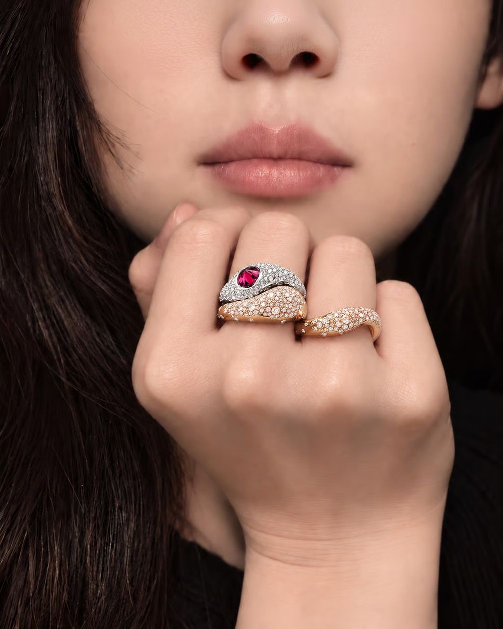 Кольца из коллекции Radiant Arc от King Fook Jewellery декорированы множеством плотно расположенных бриллиантов в технике паве Кольца из коллекции Radiant Arc от King Fook Jewellery декорированы множеством плотно расположенных бриллиантов в технике паве