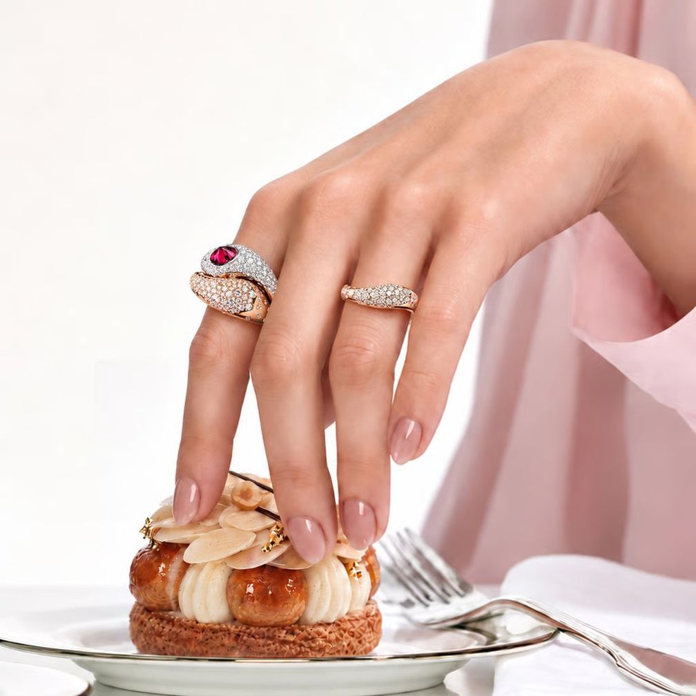 Кольца из коллекции Radiant Arc от King Fook Jewellery можно носить как по отдельности, так и комбинируя друг с другом — их изгибы идеально прилегают друг к другу Кольца из коллекции Radiant Arc от King Fook Jewellery можно носить как по отдельности, так и комбинируя друг с другом — их изгибы идеально прилегают друг к другу