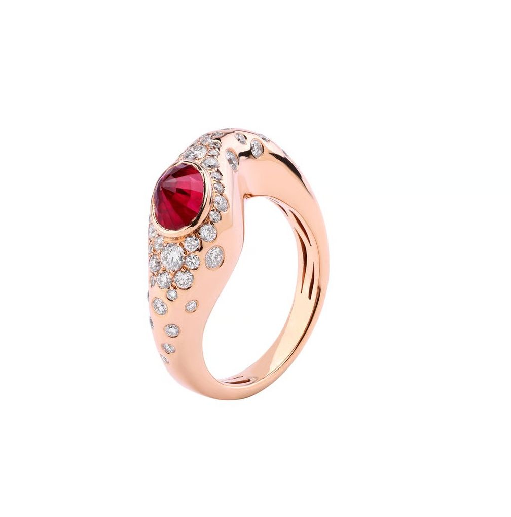 В этом кольце из коллекции Radiant Arc от King Fook Jewellery среди бриллиантов сияет рубин В этом кольце из коллекции Radiant Arc от King Fook Jewellery среди бриллиантов сияет рубин
