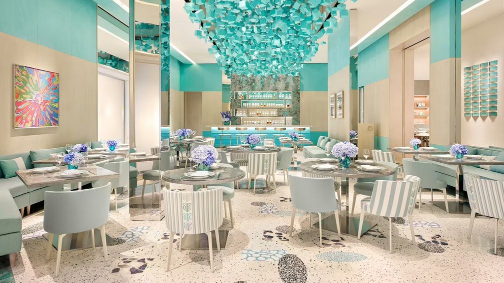 В сентябре бренд Tiffany & Co. открыл кафе Blue Box Café (совместный проект с шеф-поваром Даниэлем Булю), которое расположено при обновленном, расширенном и реконструированном магазине в торговом центре South Coast Plaza в Коста-Месе (штат Калифорния). В настоящее время принадлежащий LVMH ритейлер проводит масштабную реконструкцию своей розничной сети. Фото: Tiffany & Co. В сентябре бренд Tiffany & Co. открыл кафе Blue Box Café (совместный проект с шеф-поваром Даниэлем Булю), которое расположено при обновленном, расширенном и реконструированном магазине в торговом центре South Coast Plaza в Коста-Месе (штат Калифорния). В настоящее время принадлежащий LVMH ритейлер проводит масштабную реконструкцию своей розничной сети. Фото: Tiffany & Co.