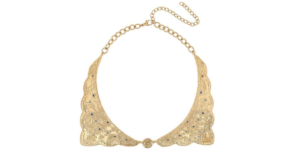 Колье Embroidered Collar («Вышитый воротник») из желтого золота 14 карат, украшенное синими сапфирами и светло-голубыми цирконами Колье Embroidered Collar («Вышитый воротник») из желтого золота 14 карат, украшенное синими сапфирами и светло-голубыми цирконами