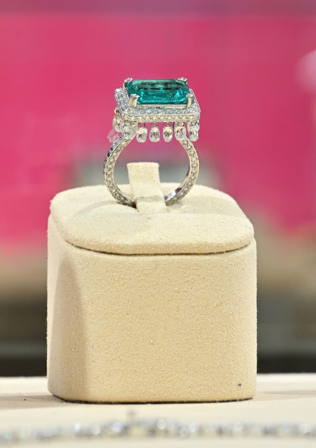 Кольцо от The Gem Palace, представленное в универмаге Lane Crawford в торговом центре IFC Mall в районе Сентрал (Гонконг)