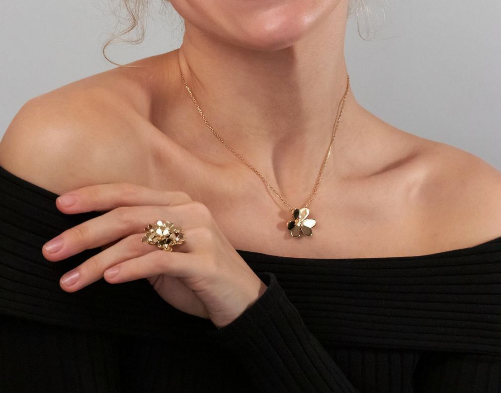 Кольцо и колье Frivole (модель с восемью цветами) с бриллиантами от Van Cleef & Arpels