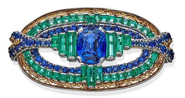 В экспозиции The Landmark также представлена брошь от Tiffany & Co. (автор — Мета Овербек, работа выполнена под руководством Луиса Комфорта Тиффани), украшенная изумрудами и сапфирами (примерно 1914–1933 гг.) В экспозиции The Landmark также представлена брошь от Tiffany & Co. (автор — Мета Овербек, работа выполнена под руководством Луиса Комфорта Тиффани), украшенная изумрудами и сапфирами (примерно 1914–1933 гг.)