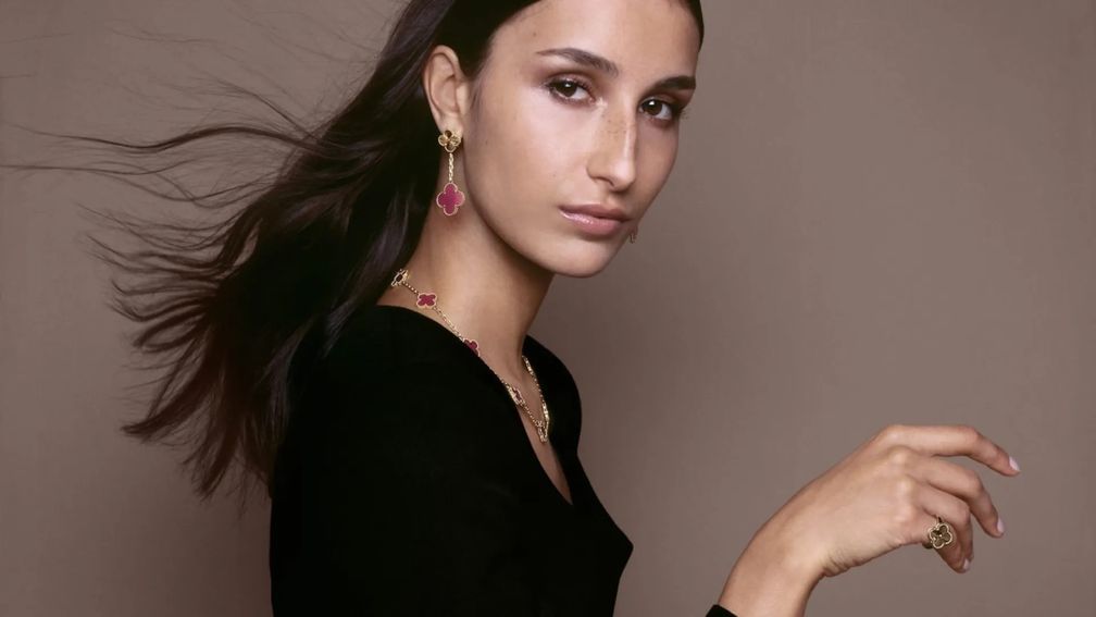 Van Cleef & Arpels представляет розовую эмаль для коллекции Alhambra